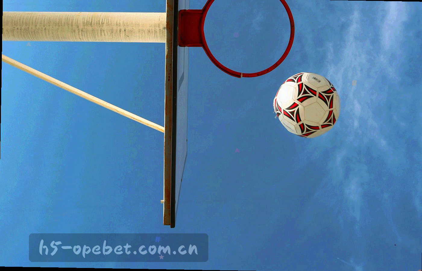 深色数据屏上排列的比分格与指标网格示意